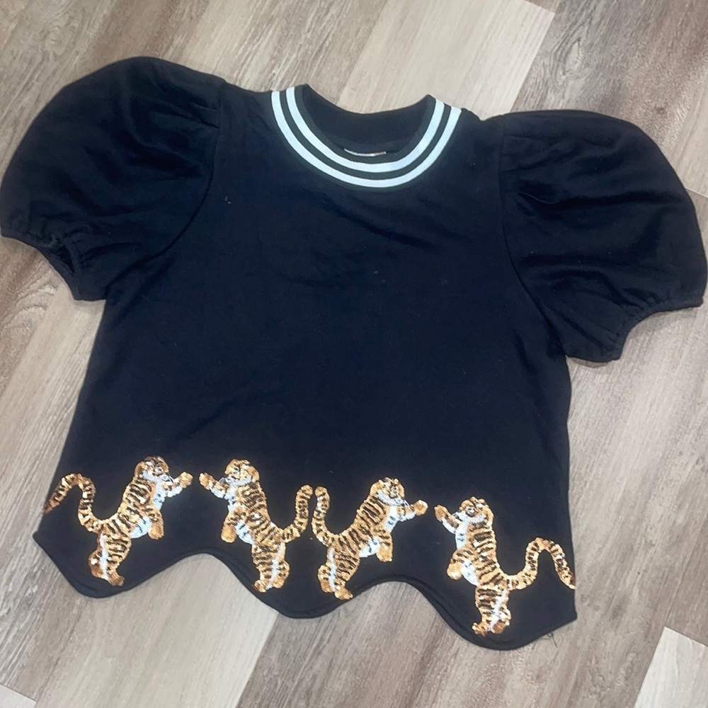 Queen of sparkles tiger scalloped hem sweatshirt size medium